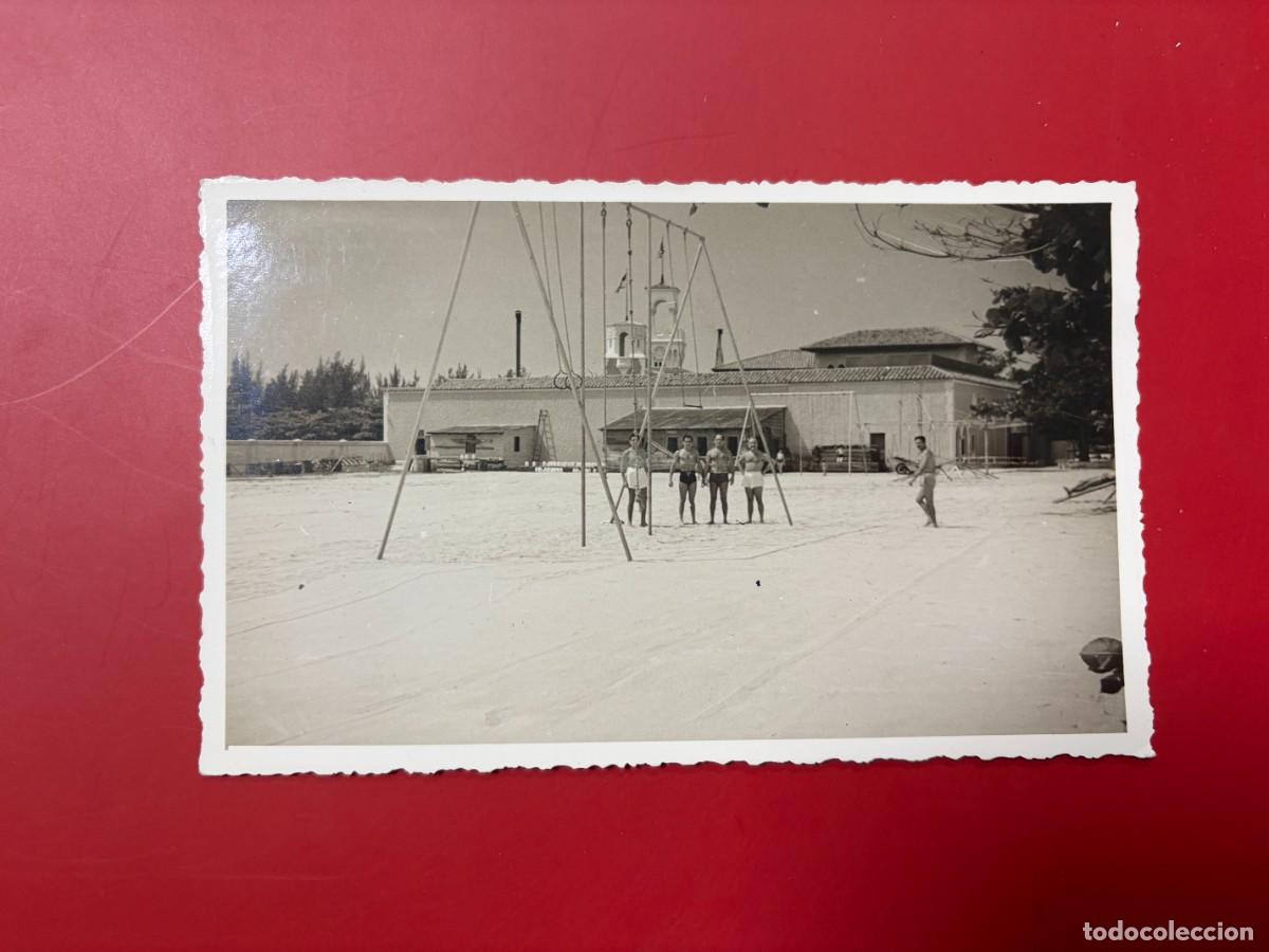 Postales: TARJETA POSTAL FOTOGR&Aacute;FICA - CUBA - GRUPO DE GIMNASTAS EN TRAPECIOS Y ANILLAS - INSTALACIONES DEPORT