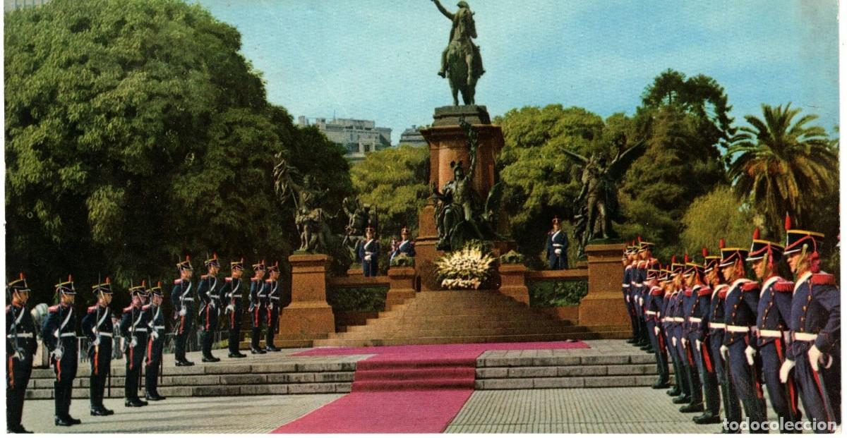 Postales: :::: CR22 - POSTAL - BUENOS AIRES - GRANADEROS FRENTE AL MONUMENTO A SAN MARTIN