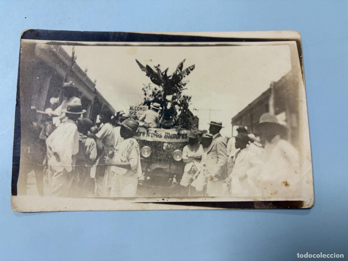 Postales: TARJETA POSTAL FOTOGRAF&Iacute;A. CUBA. DESFILE CALLEJERO CON CARROZA DECORADA Y MULTITUD.