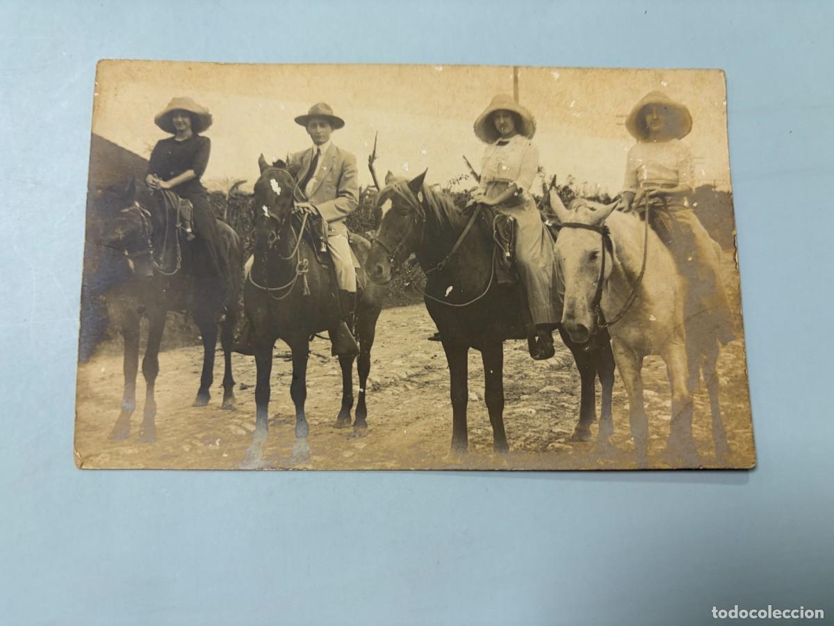 Postales: TARJETA POSTAL FOTOGR&Aacute;FICA. CUBA. GRUPO DE TRES MUJERES Y UN HOMBRE A CABALLO. EXCURSI&Oacute;N ECUESTRE.