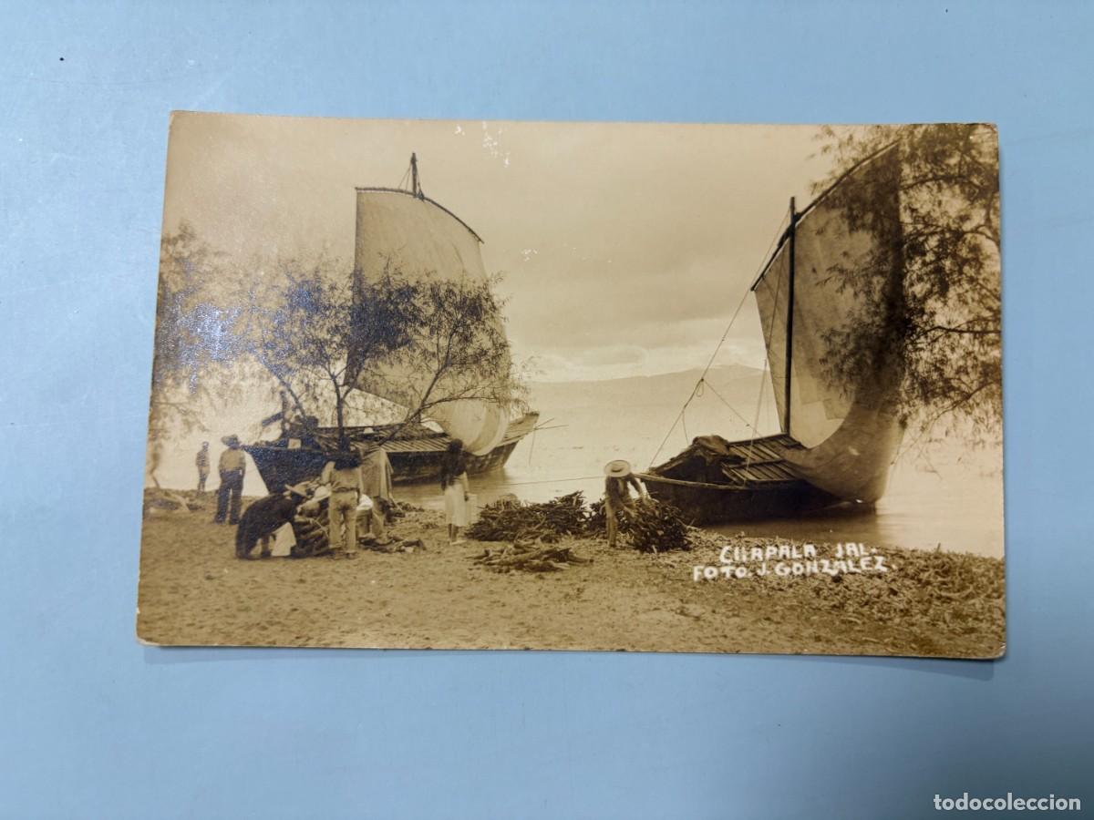 Postales: TARJETA POSTAL FOTOGR&Aacute;FICA. M&Eacute;XICO. CHAPALA JALISCO. EMBARCACIONES DE VELA Y PESCADORES EN EL LAGO