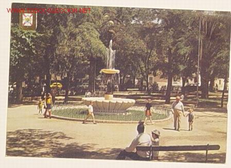 Postales: 34 - LINARES JAEN - PLAZA DE COLON . PARQUE INFANTIL . No circulada .