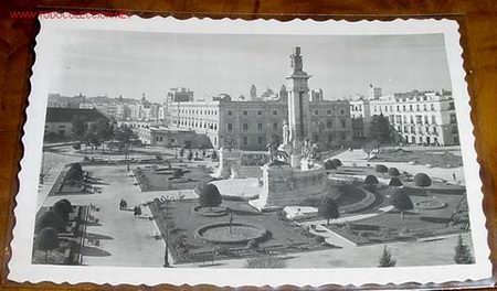 Cartoline: ANTIGUA POSTAL DE CADIZ - PLAZA DE ESPA&Ntilde;A, MONUMENTO A LAS CORTES - ED. ARRIBAS - CIRCULADA EN 1956