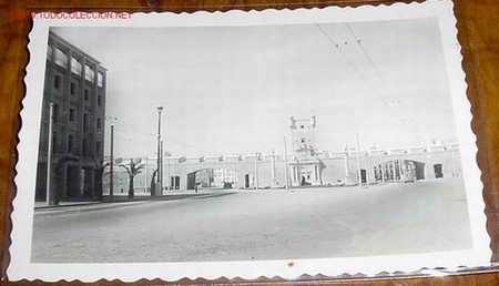 Postales: ANTIGUA POSTAL DE CADIZ - MURALLAS Y PUERTA DE TIERRA - ED. ARRIBAS - CIRCULADA EN 1955
