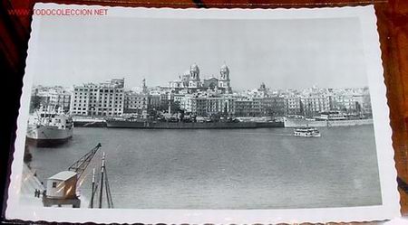 Cartes Postales: ANTIGUA POSTAL DE CADIZ - VISTA PANORAMICA DEL PUERTO - ED. AMAYA - CIRCULADA EN 1956