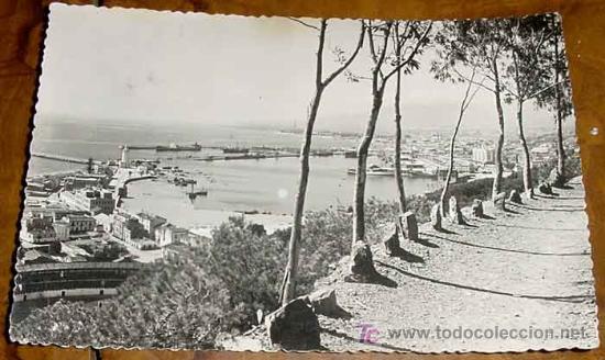 Postales: ANTIGUA POSTAL DE MALAGA. PUERTO DESDE GIBRALFARO. ED. DIEGO CORTES . CIRCULADA