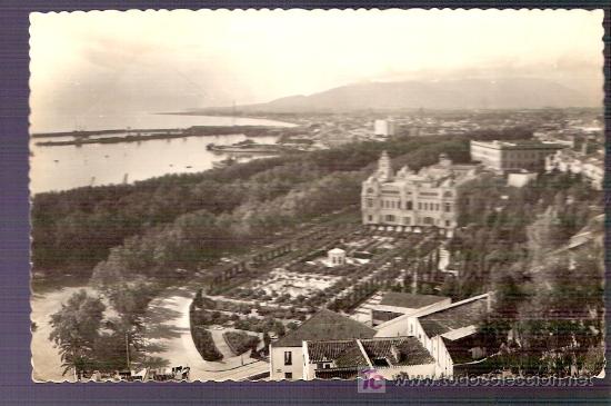 Cartoline: TARJETA POSTAL DE MALAGA. N&ordm; 16. JARDINES DE PUERTA OSCURA Y AYUNTAMIENTO. ED. GARCIA GARRABELLA.