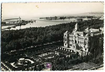Postales: MALAGA,  PARQUE Y AYUNTAMIENTO             P14245