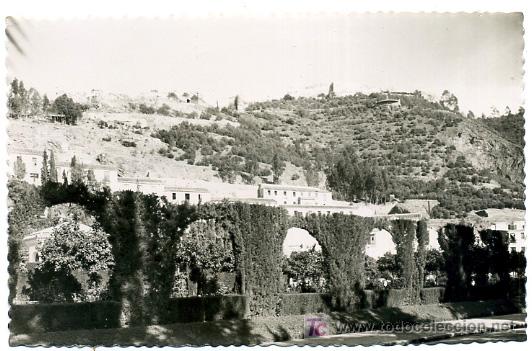Postales: MALAGA, JARDINES DE PUERTA OSCURA Y CASTILLO DE GIBRALFARO,            P20554
