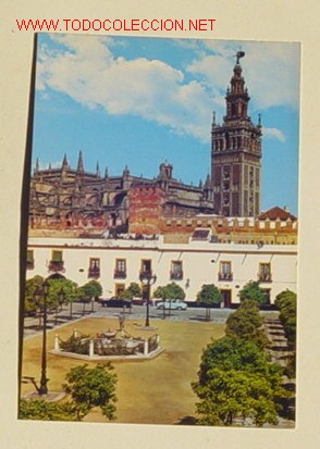 Cartoline: 40 - SEVILLA . REALES ALCAZARES . PATIO DE BANDERAS . No circulada .