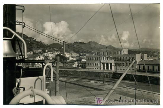 Postales: MALAGA, PUERTO Y VISTA PARCIAL,   P26094