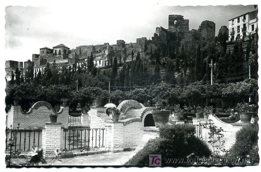 Postales: MALAGA, JARDINES DEL AYUNTAMIENTO Y ALCAZABA AL FONDO,       P26107