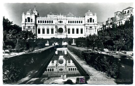 Postales: MALAGA, EL AYUNTAMIENTO Y JARDINES DE PUERTA OSCURA,      P26153