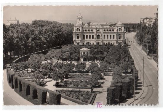 Postais: TARJETA POSTAL DE MALAGA N&ordm; 16. JARDINES DE PUERTA OSCURA Y AYUNTAMIENTO. ED. GARCIA GARRABELLA