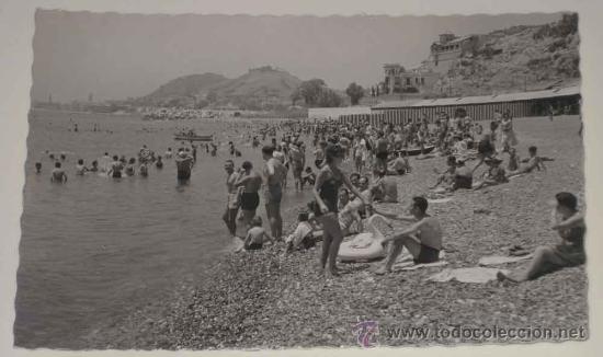 Postales: ANTIGUA FOTO POSTAL  DE MALAGA - PLAYA DE LOS BA&Ntilde;OS DEL CARMEN - ED. GARCIA GARRABELLA.