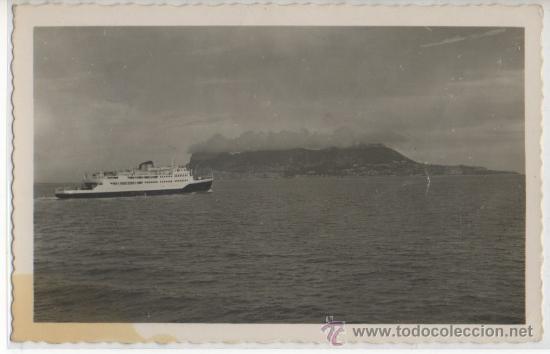 Postais: TARJETA POSTAL DE ALGECIRAS TRANSBORDADOR VIRGEN DE AFRICA GIBRALTAR AL FONDO CADIZ