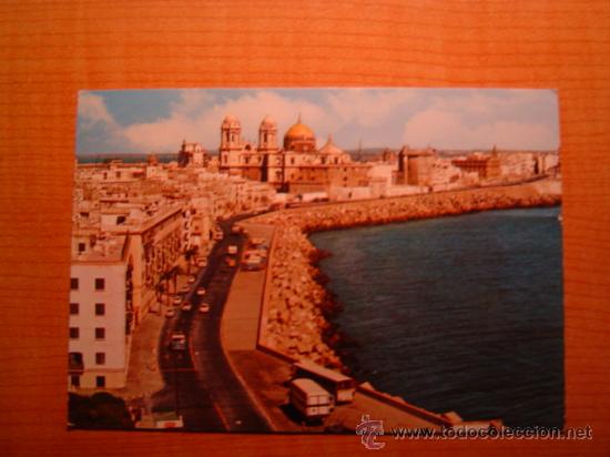 Postales: POSTAL CADIZ VISTA PARCIAL AL FONDO LA CATEDRAL CIRCULADA