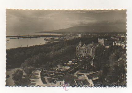 Postales: MALAGA. JARDINES DE PUERTA OSCURA Y AYUNTAMIENTO.