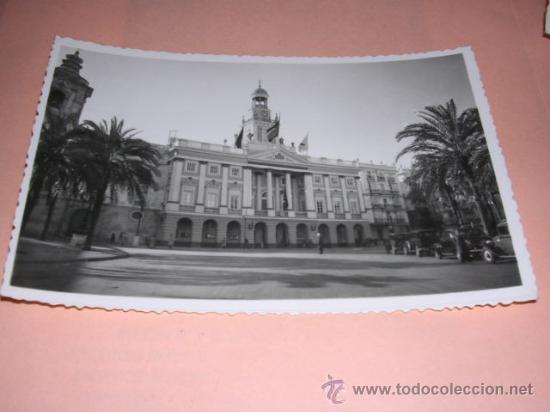 Postales: 201- CADIZ-EL AYUNTAMIENTO.EDC. AISA,14X9 CM.