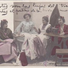 Postales: TALLER DE COSTURERAS. BONITA POSTAL NUM. 4 COLECCION TREBOL ANTERIOR A 1905. DEDICADA. RARA ASI.
