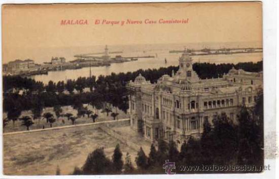Postales: Malaga. El parque y Nueva casa Consistorial. Editor Rafael Tovar. Sin circular.