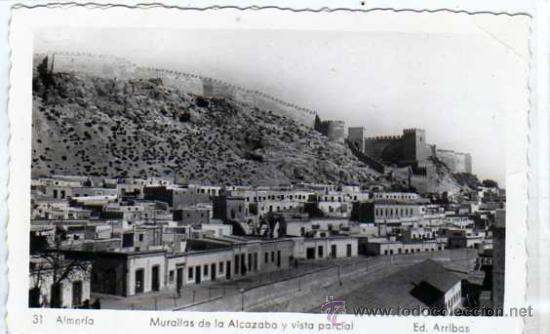 Postales: Almeria. n&ordm; 31. Murallas de la Alcazaba y vista parcial. Ed. Arribas.  Circulada en 1953