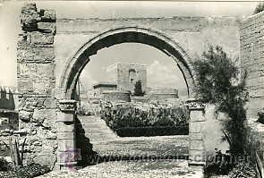 Postales: ALMERIA.- ALCAZABA ARCO ROMANO.- EDICIONES ARRIBAS N&ordm; 1054.- FOTOGR&Aacute;FICA..