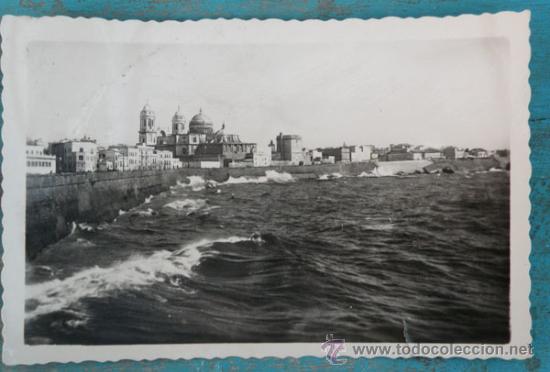 Postales: ANTIGUA POSTAL DE CADIZ - CAMPO DEL SUR Y MURALLAS Y CATEDRAL - CIRCULADA A&Ntilde;O 1959 - EN