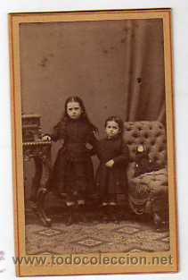 Cartoline: Fotografia tarjeta de visita. Malaga. Francisco Rojo fotografo. Retrato hermanas mu&ntilde;eca porcelana.