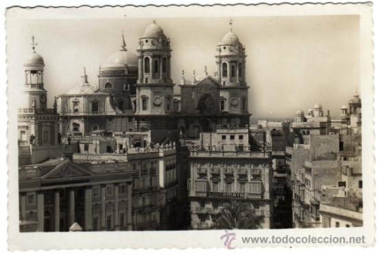 Postales: BONITA POSTAL - CADIZ - VISTA PARCIAL Y CATEDRAL