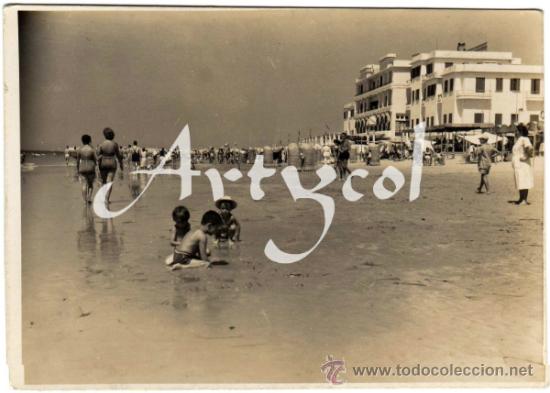Postales: BONITA POSTAL - CADIZ - PLAYA DE LA VICTORIA - MUY AMBIENTADA