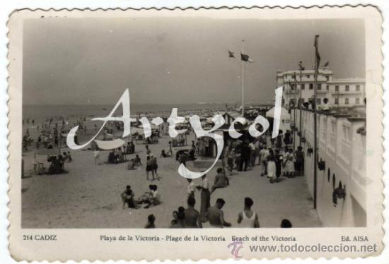 Postales: BONITA POSTAL - CADIZ - PLAYA DE LA VICTORIA - MUY AMBIENTADA - Ed. AISA