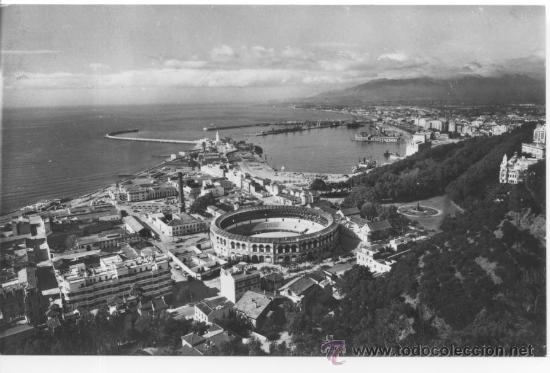Postales: MALAGA. Plaza de Toros y Panor&aacute;mica de la Ciudad. Exclusivas Beascoa. Sin circular.