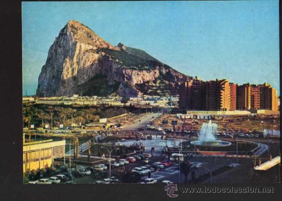 Postales: Plaza del Generalisimo,al fondo  Pe&ntilde;&oacute;n de  Gibraltar.  No circulada