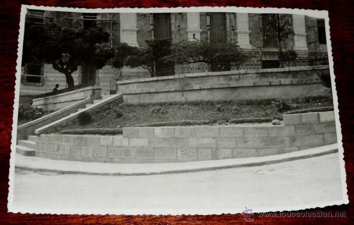Postales: FOTOGRAFIA DE JAEN, MUROS Y JARDINES DE LA PLAZA DE SANTA MARIA, A&Ntilde;OS 50, MIDE 17,5 X 11,5 CMS.