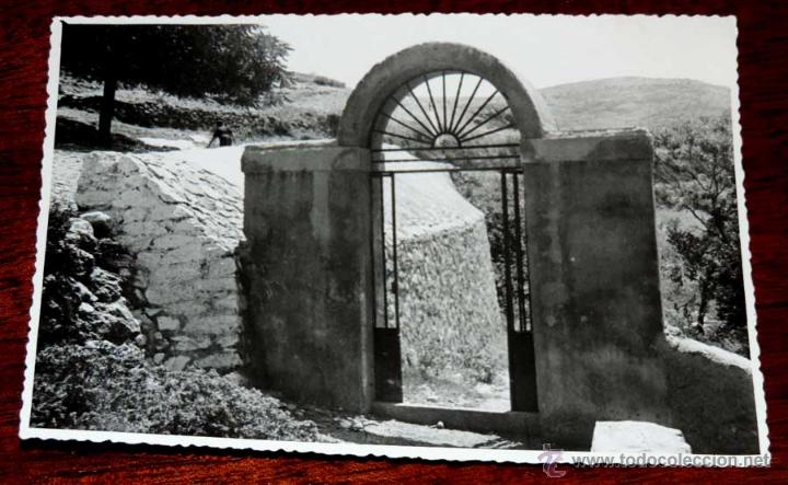 Postales: FOTOGRAFIA DE JAMILENA (JAEN), PORTADA Y MURO, 1950 APROX. MIDE 17,58 X 11,6 CMS. APROX. Fotografia