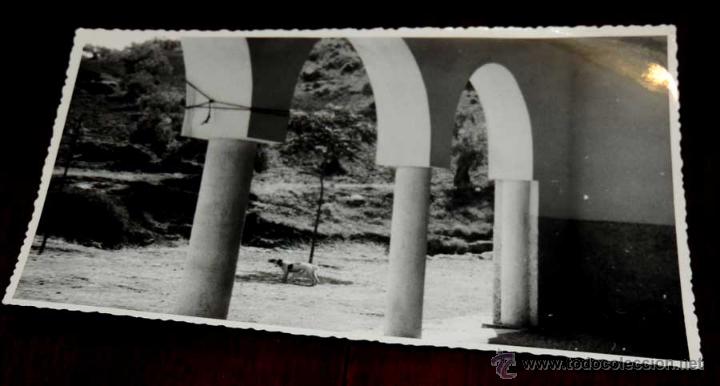 Postales: FOTOGRAFIA DE VALDEPE&Ntilde;AS DE (JAEN), VESTIBULO CEMENTERIO, 1950 APROX. MIDE 17,58 X 11,6 CMS. APROX.