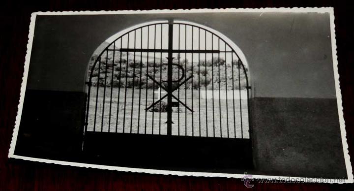 Postales: FOTOGRAFIA DE VALDEPE&Ntilde;AS DE (JAEN), ENTRADA PATIO CEMENTERIO, 1950 APROX. MIDE 17,58 X 11,6 CMS. APR