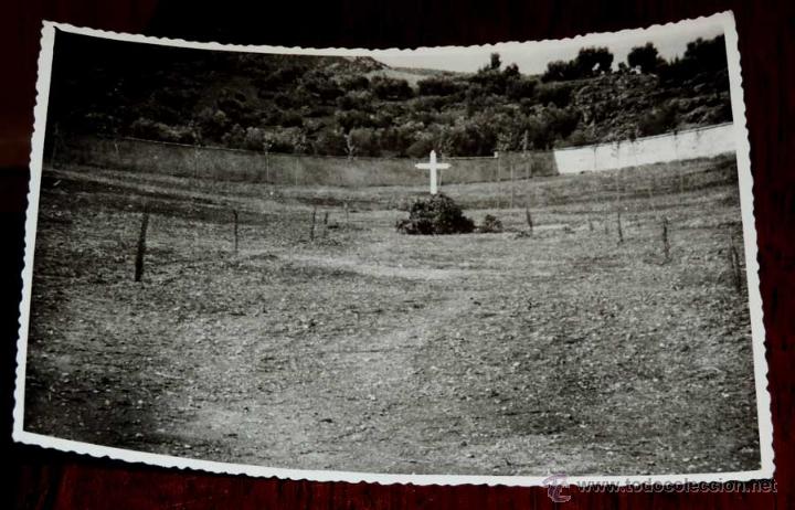 Postales: FOTOGRAFIA DE VALDEPE&Ntilde;AS DE (JAEN), VISTA PATIO CEMENTERIO, 1950 APROX. MIDE 17,58 X 11,6 CMS. APROX