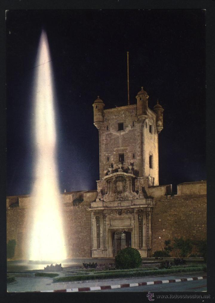 Postales: A-1746- CADIZ. LA PUERTA DE LA TIERRA Y FUENTE MONUMENTAL.