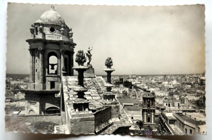 Postales: POSTAL DE CADIZ: TORRE DE LA CATEDRAL Y VISTA PARCIAL