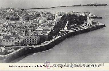 Cartoline: TARJETA POSTAL DE CADIZ. DISFRUTE SU VERANO EN ESTA BELLA CIUDAD CON MAGN&Iacute;CAS PLAYAS LLENAS DE SOL