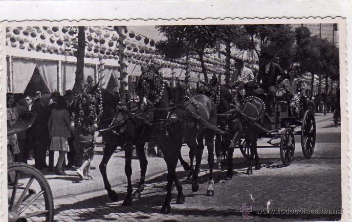 Postales: Fotografia tama&ntilde;o postal en la Feria de Abril. Coches de caballos. Foto Serrano.