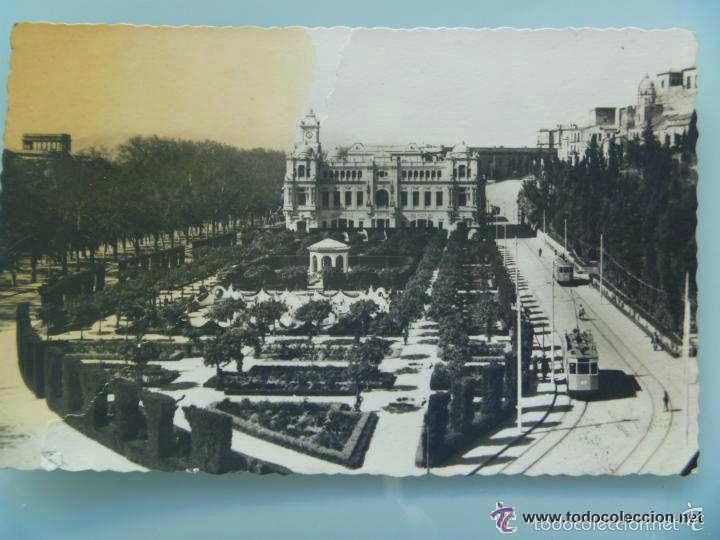 Postales: POSTAL DE MALAGA : AYUNTAMIENTO Y JARDINES ( TRANVIAS , ETC ), A&Ntilde;OS 50
