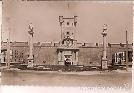 Postais: ANTIGUA POSTAL 15 CADIZ PUERTA DE TIERRA Y MONUMENTO A SAN SERVANDO Y SAN GERMAN PATRONES DE LA CIUD