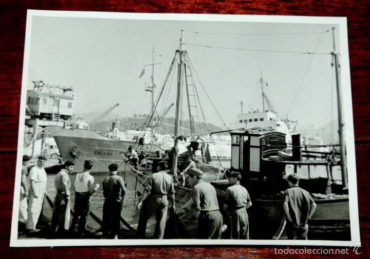 Postales: FOTOGRAFIA DE MALAGA, PESCADORES EN EL PUERTO, A&Ntilde;OS 50, MIDE 11,8 X 8,8 CMS. UN POCO MAS PEQUE&Ntilde;A QUE