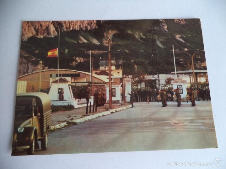 Postales: Postal de La  Linia de la Concepcion.- Bajada de la Bandera en el Puesto fronterizo