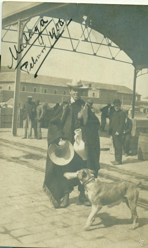 Postales: MALAGA. UN TURISTA EN EL PUERTO, DISFRAZADO DE VENDEDOR. 1906. FOTOGR&Aacute;FICA.