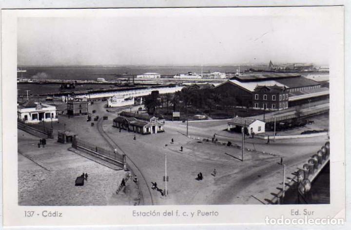 Postcards: 137 Cadiz. Estaci&oacute;n del ferrocarril , tren y Puerto Ed Sur. Sin circular. Acabado fotogr&aacute;fico.