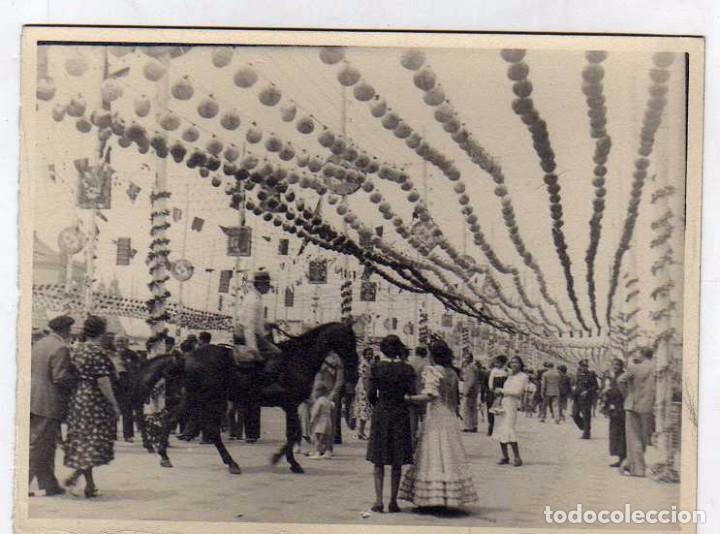 Cartoline: Fotograf&iacute;a 12 x 9,50 cm en la feria de Sevilla. No figura fot&oacute;grafo.